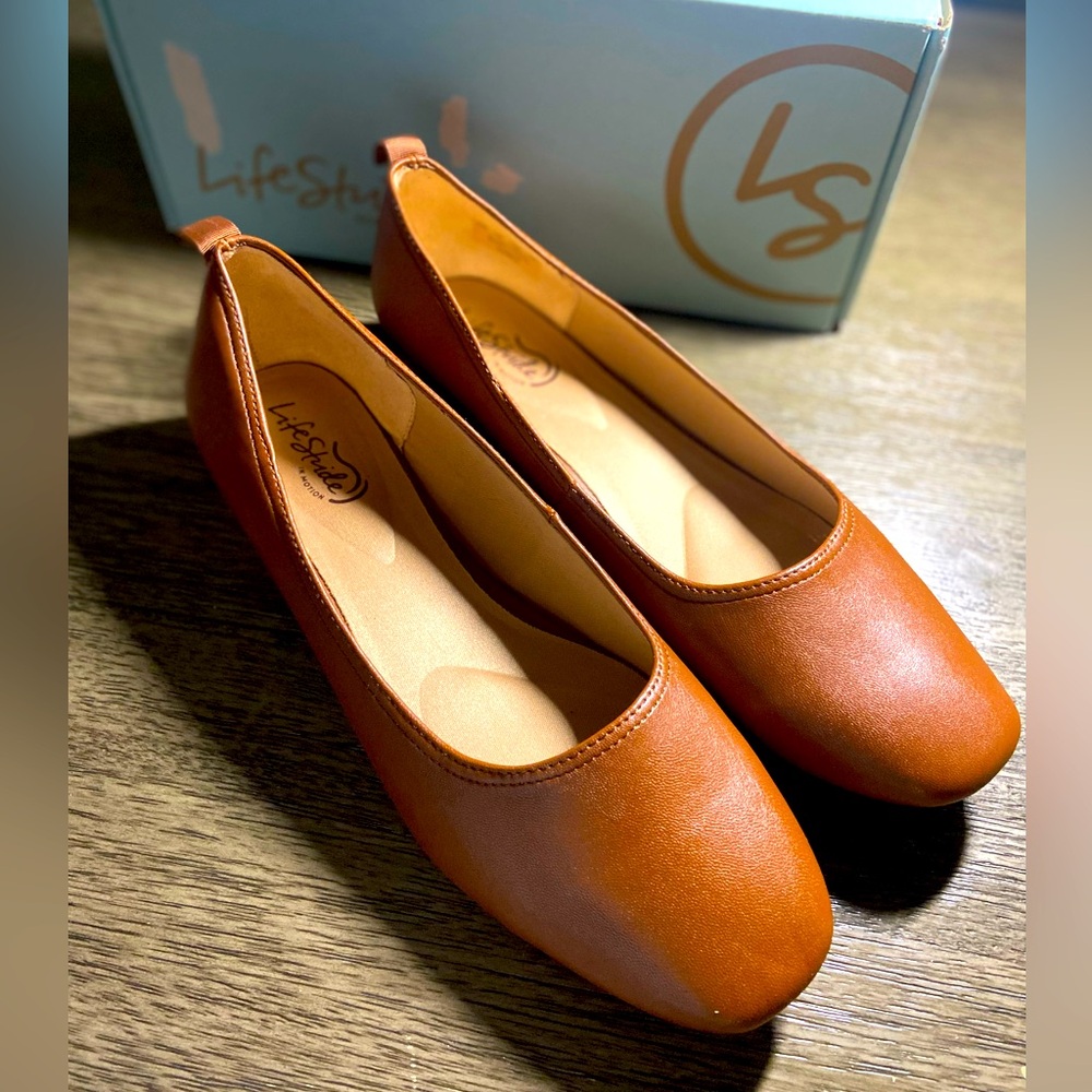 Life Stride Women's Tan Flats